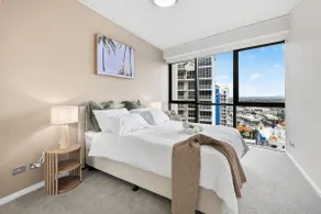 Serene Coastal Apartment with Free Parking Pool Gym - Image 4