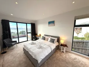 Coolabah Coastal Retreat with Sea Views - Image 4