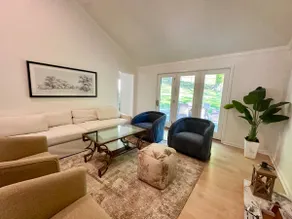 Modern Luxury Getaway Stony Brook Village - Image 2