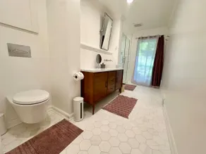 Modern Luxury Getaway Stony Brook Village - Image 5