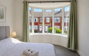 Gateshead Urban 3 Bed Home Sleeps 7, Free Parking - Image 4