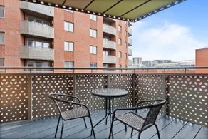 2‑Bed • Riverside • Parking • Wi‑Fi • Heathrow - Image 2