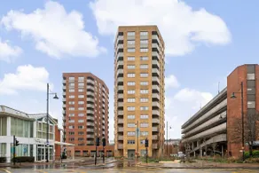2‑Bed • Riverside • Parking • Wi‑Fi • Heathrow - Image 5