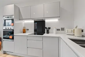 2‑Bed • Riverside • Parking • Wi‑Fi • Heathrow - Image 3