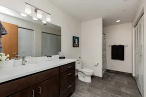 Top-Floor Loft , Downtown Views, Free Parking - Image 4