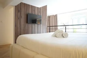 Air-conditioned Soho suite with whirlpool bathtub, 2 bedrooms - Image 5