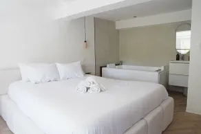 Air-conditioned Soho suite with whirlpool bathtub, 2 bedrooms - Image 3