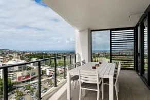 Elevated 3BR Stay - Views Amenities Parking - Image 2