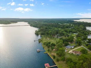 Peaceful Lakeside Serenity on Lake Palestine - Image 5