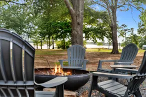 Peaceful Lakeside Serenity on Lake Palestine - Image 3