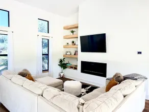 Modern Cozy Cottage | 9 Min to Airport | Hot tub - Image 3
