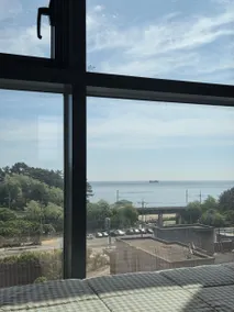 Ocean View Accommodation! Blue Stay (Room/Living Room Separated) 5 minutes to Hanseom Beach, 10 minutes to Hapyung Train Crossing Mukho Trip/Netflix - Image 2