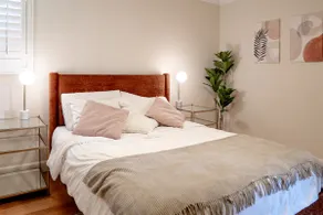 Luxo Stays | Sunlit Home w/ Bay Views & Fast WiFi - Image 2