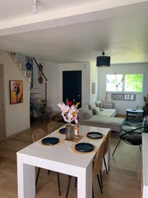 Cozy house with equipped garden - Image 3
