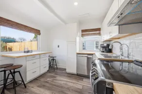 Bungalow On Ann - Image 5
