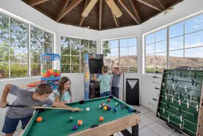 4B4B Executive Estate-Pool Putting Green Arcade - Image 4