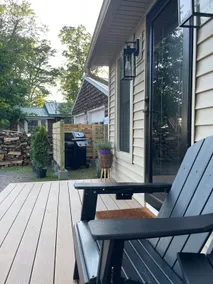 Lake Breeze Cottage | King bed / Walk to water - Image 2