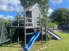 Luxury house with outdoor pool and playground - Image 4