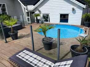 Luxury house with outdoor pool and playground - Image 5
