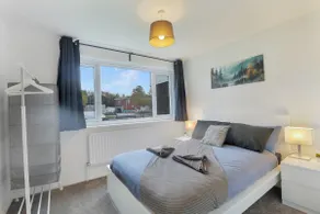 Modern 4BR Home | Superfast Wi-Fi, Parking & Space - Image 4