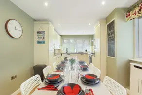 Modern 4BR Home | Superfast Wi-Fi, Parking & Space - Image 3