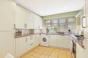 Modern 4BR Home | Superfast Wi-Fi, Parking & Space - Image 5