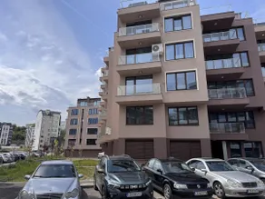 2BR Airport Apartment • Free Parking & Metro - Image 5