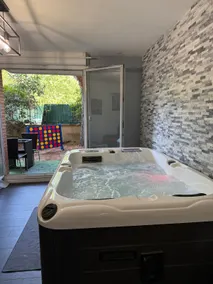 Jacuzzi, round bed, garden, private parking, metro - Image 4