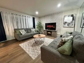 Modern Comfort Stay Near Chicago | 3 Queen beds - Image 2