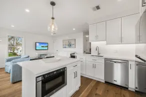 Coastal 2BR Sleeps 6 & 3 min drive to Downtown - Image 4