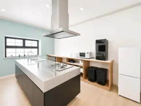 Max 12 people | About 20 minutes by car to Kokusai-dori | Free parking | Convenience store 1 minute on foot | Families and groups welcome - Image 4