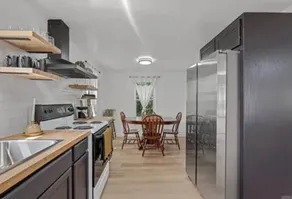 Renovated 1940s Home/Large Yard in the City - Image 3