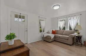 Renovated 1940s Home/Large Yard in the City - Image 2