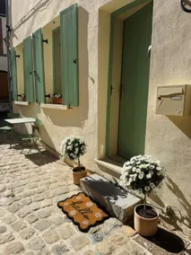 A cozy house right in the city center - Image 4