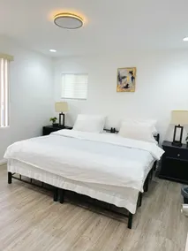 Family retreat modern/2BR/5 Beds,yard Free Parking - Image 4