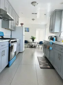 Family retreat modern/2BR/5 Beds,yard Free Parking - Image 2