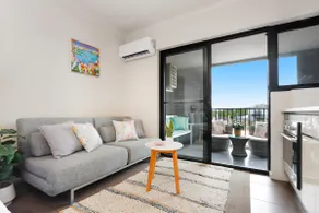 Beautiful Studio with City Views in Randwick - Image 2