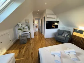 Luxury Holiday Home In Bournemouth Hot Tub - Image 4