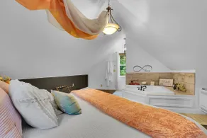 Creekside Cottage-Couples Retreat|Hot Tub|Jacuzzi - Image 2