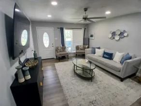 Spacious Duplex with 3 Bedrooms/2 Baths, 4Beds. - Image 2