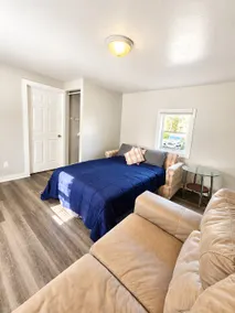 Cozy 1 bedroom | plus pull out sofa sleeper - Image 4