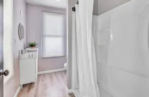 1BR/1BA Pet Friendly Minimalist Stay Near Downtown - Image 5
