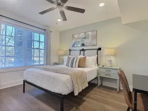 Bright & Beautiful Retreat in Heart of Downtown - Image 5