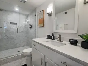 Bright & Beautiful Retreat in Heart of Downtown - Image 4