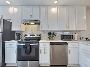Bright & Beautiful Retreat in Heart of Downtown - Image 3