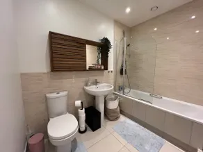 Sleek 1-Bed Apartment in Modern Yates Court - Image 4