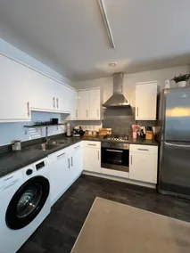 Sleek 1-Bed Apartment in Modern Yates Court - Image 3