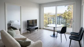 2 bed Apartment | Walk to Train, Bus, Free Parking - Image 2