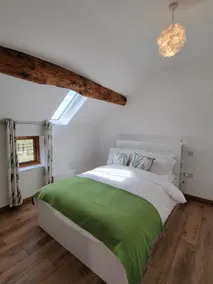 English Countryside Lower Venn Granary Apartment 2 - Image 4
