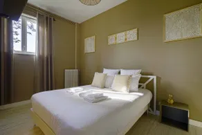 Downtown two-bedroom apartment, secure parking, EV charging station - Image 3